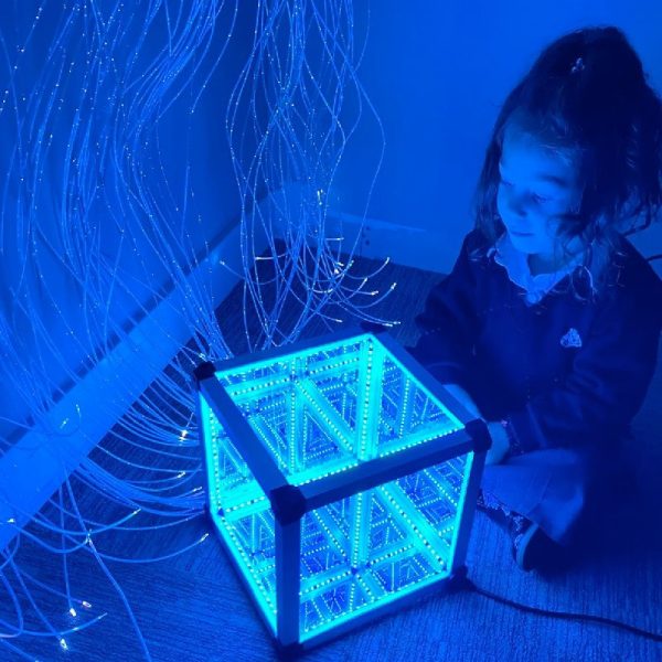 LED Infinity Cube on Wooden Pedestal, Light Changing LEDs, Remote Control – 25cm - Image 2